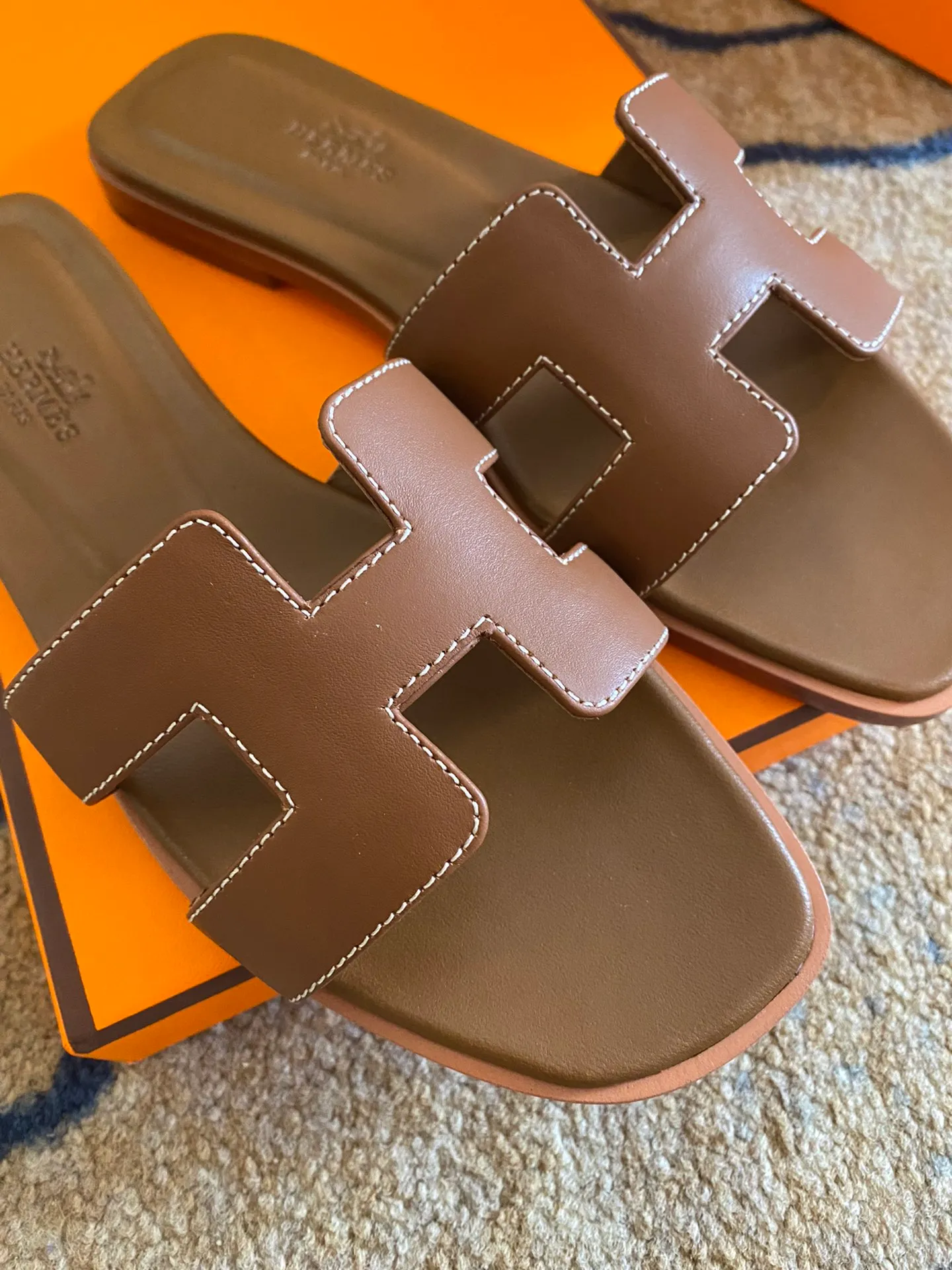 Wholesale direct sales👟👟Ex-factory price 480👟👟 Women's shoes factory Hermes Hermes 2022 early spring new style Newly revised stitching process (Hermès) Packaging upgrade version workmanship material upgrade~The highest version of Hermes market pure handmade slippers The 2022 early spring new style is the same as the original version, purely handmade by masters! High-end customization, exclusive products, the highest version in the industry, Hermès' H-slippers are the most classic of the brand. They are constantly upgraded every year with little difference, and what is always improving is comfort. The new model brought by H family today is really classic and novel - it looks good! ! ! 1⃣️Let’s talk about the leather first. The entire shoe is made of imported calfskin. Only such luxurious materials will make the shoes more stylish and durable. 2⃣️The real Italian leather sole is perfectly integrated without any gaps! The technical requirements are very high! After this treatment, the leather base will be less delicate, more wear-resistant, and last longer! The real Italian leather sole is malleable and breathable like the skin. 3⃣️The midsole is also all made of genuine leather! You can take a look at other people's shoes and you'll know! Upper: Italian imported cowhide + original custom-grade Australian sheepskin feet + genuine leather outsole (pursuing top walking comfort) Packaging Let us emphasize: top-level exclusive box, with a full set of packaging series code number: 35 ~ 40 codes